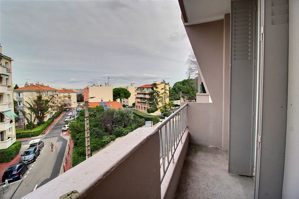 Balcon - Appartement Traversant avec Balcons à Montpellier
