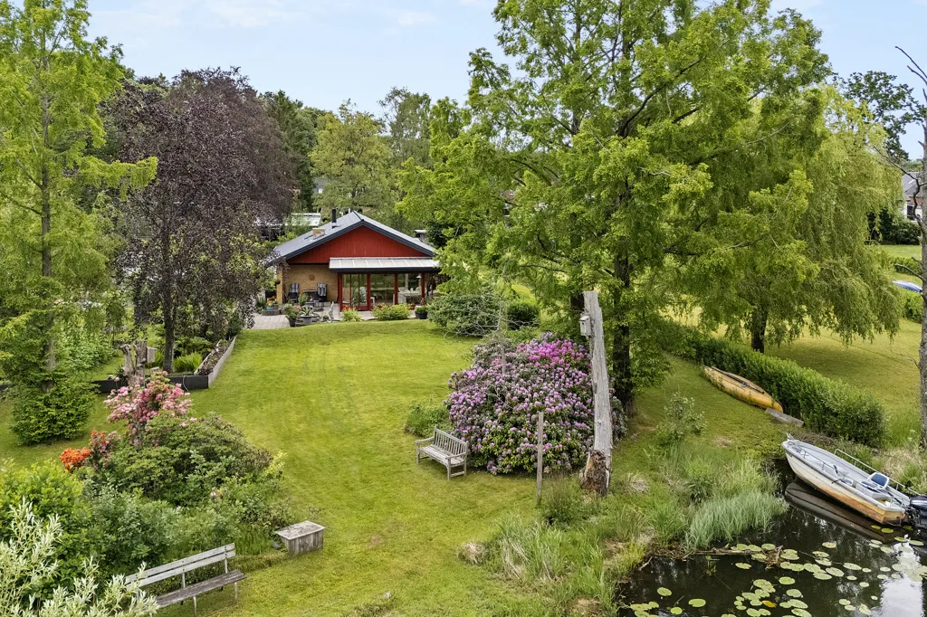 Aed - Villa with River Access in Lysbro