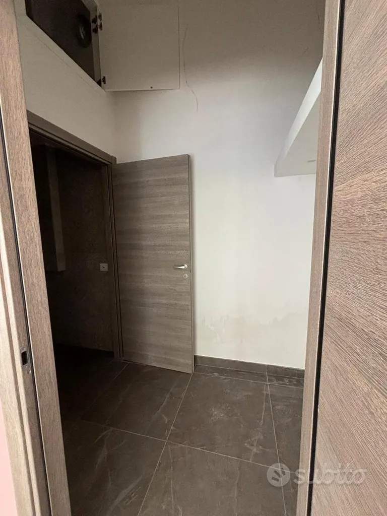 Entrée - Commercial Space with Vitrine in Pescara