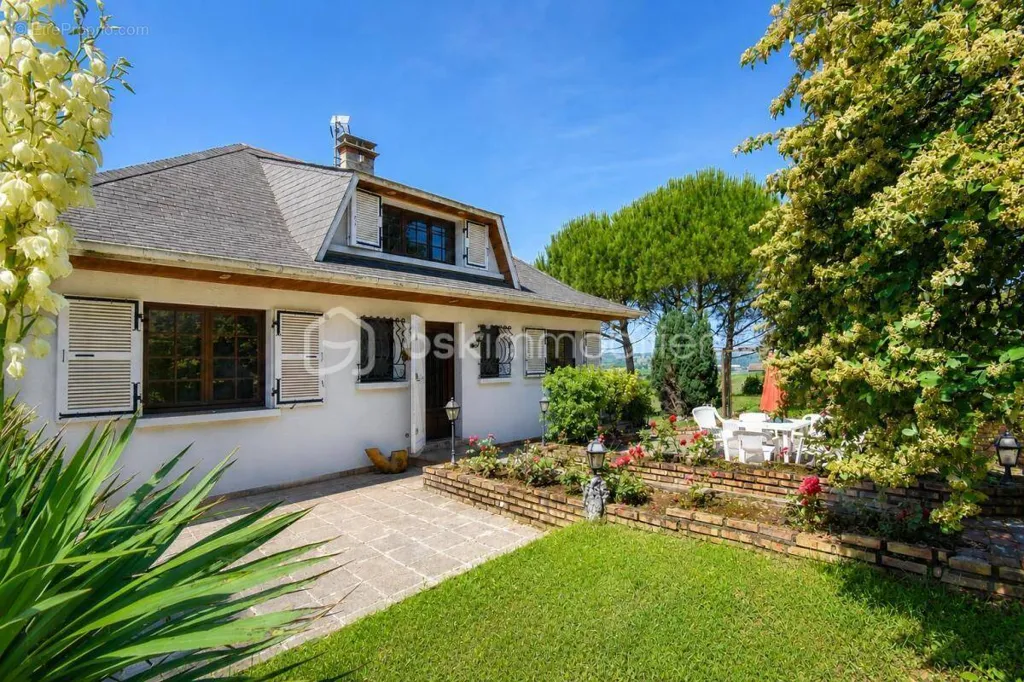 Aed - Bright House with Mountain View near Village Centre