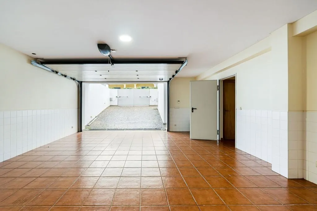 Garage - Luxury House with Pool in Braga