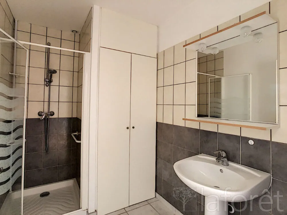 Salles de bain - Appartement 3 Pièces avec Double Séjour à Neufchâteau