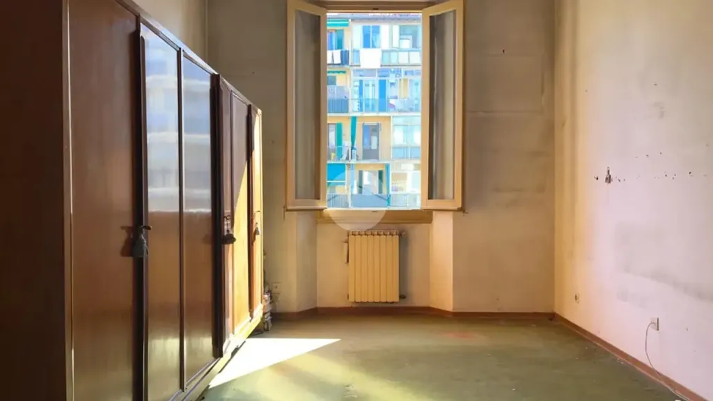 Pièces - 5-Room Apartment with Balcony in Florence