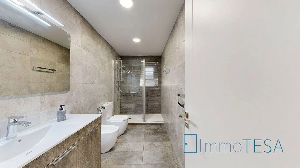 Salles de bain - Apartment with Balcony in Parc d’Europa