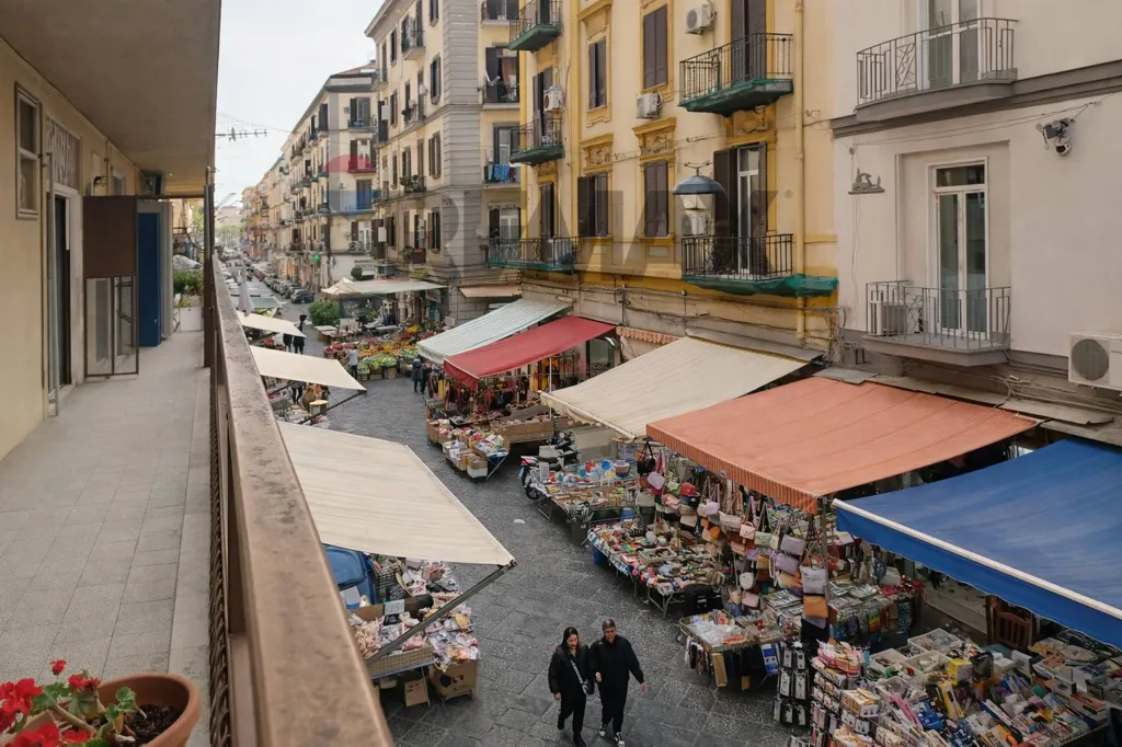 Locale commerciale per uso medico a Napoli
