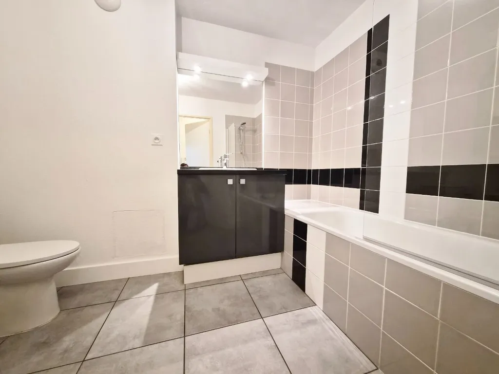 Bathrooms - 2-Bedroom Apartment with Garden in Daux