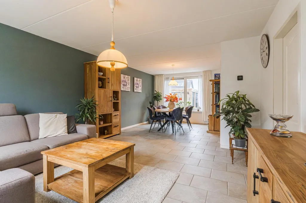 Séjour - Two-Storey House with Pergola in Loosbroek