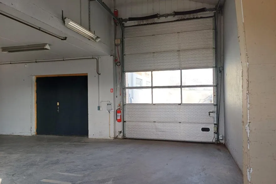 Garage - High-Ceilinged Warehouse with Remote-Controlled Gate in Næstved