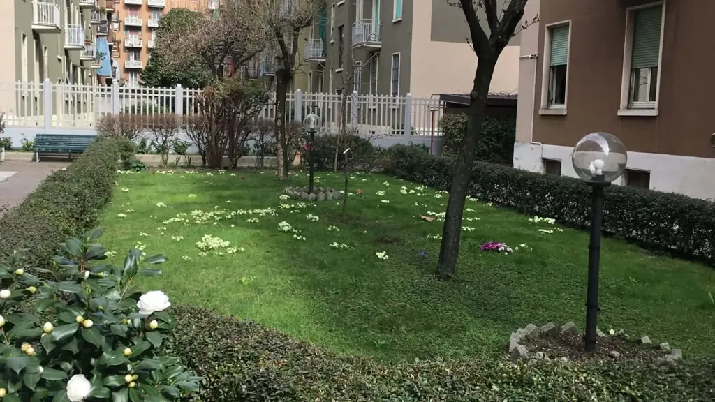 Garden - Furnished Apartment with Balcony in Milan