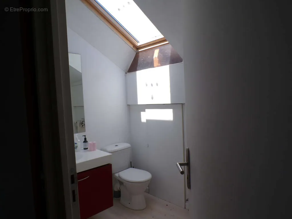 Salles de bain - Maison Ossature Bois avec Espace Professionnel sur Axe Passant