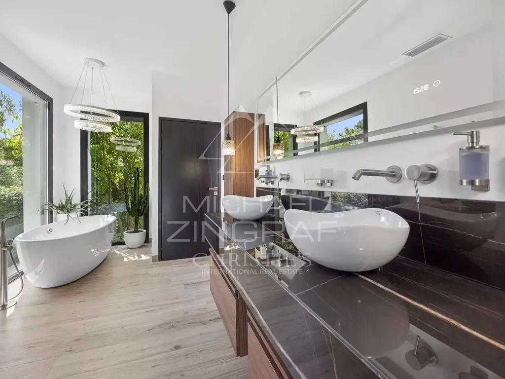 Salles de bain - Villa Contemporaine avec 7 Chambres à Roquefort-les-Pins