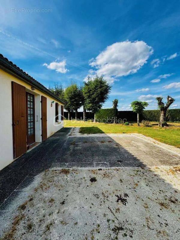 Jardin - Pavillon de Plain-Pied 3CH avec Grand Terrain à Ruffec