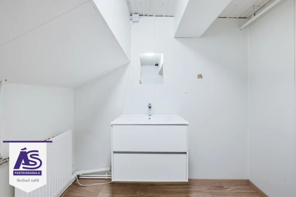 Bagni - Warehouse with Loft Space in Hafnarfjörður