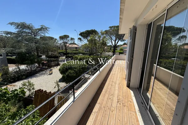 Balcony - Renovated Apartment with Sea View in Saint-Raphaël