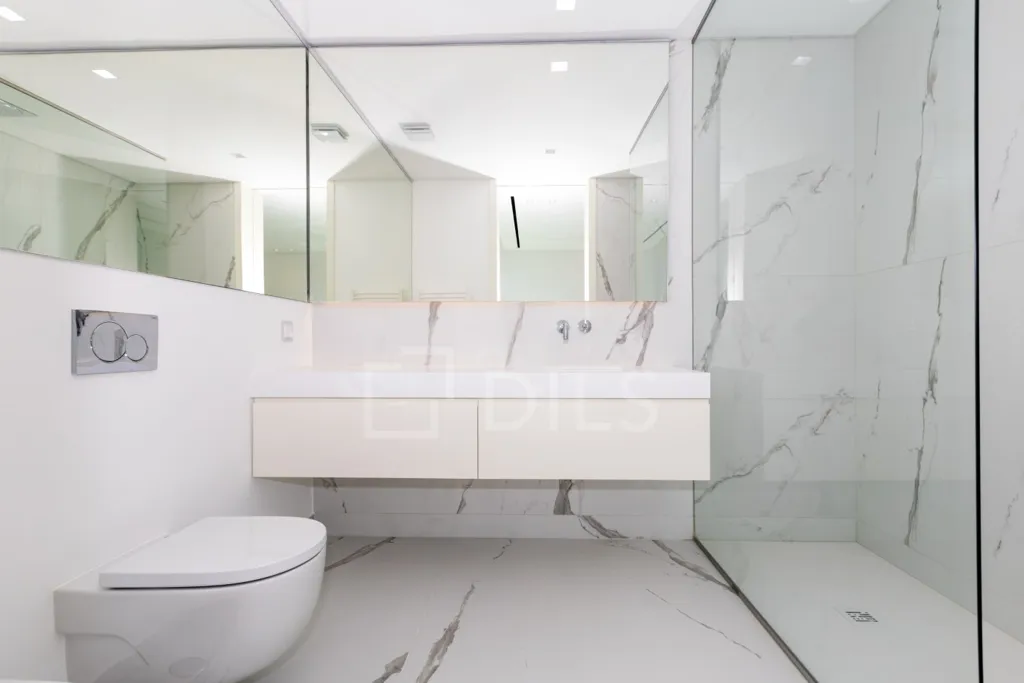 Bathrooms - Contemporary T5 with Pool in Loulé