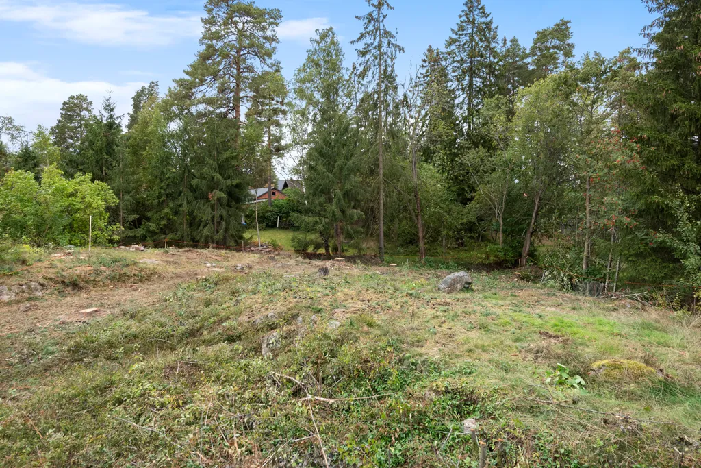 Garden - Freehold Plot with Natural Setting in Täby