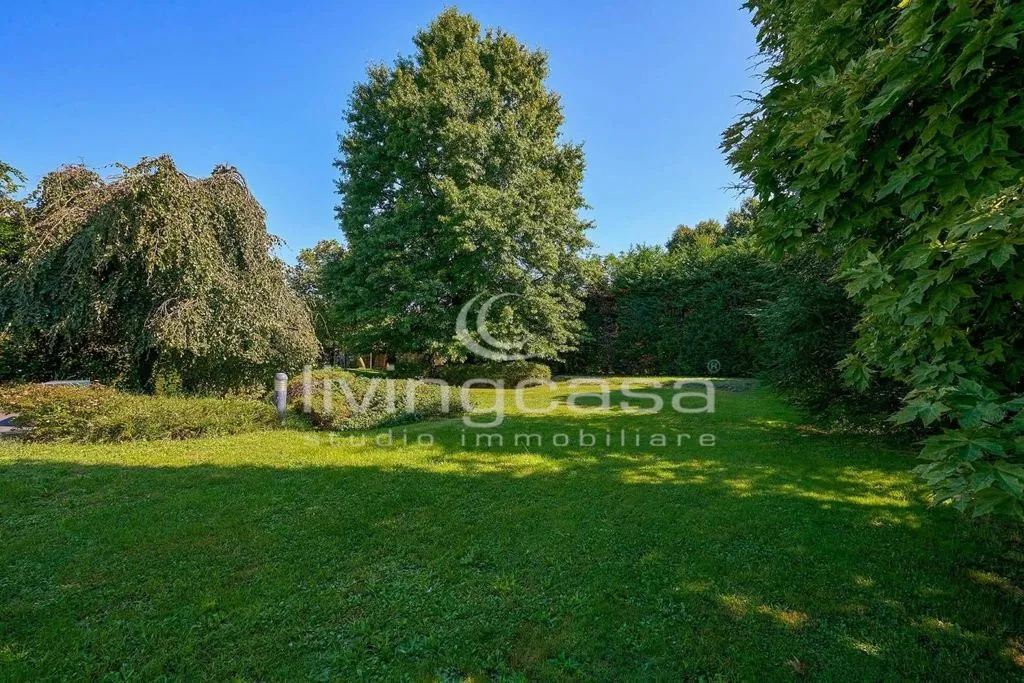 Jardin - Luxury Villa with Panoramic Tower in Besana in Brianza