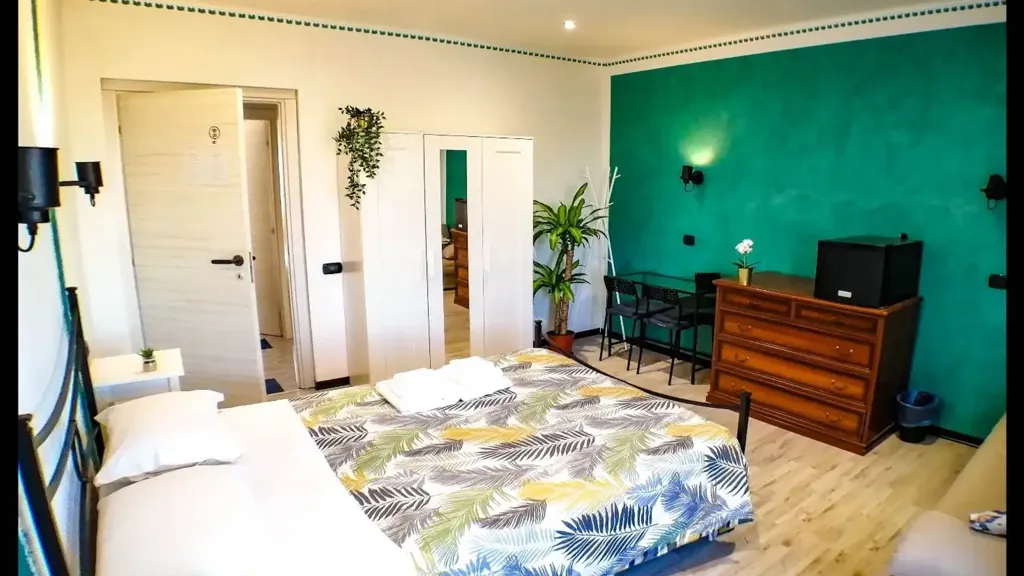 Chambres - Renovated Apartment with Two Balconies in Modena Centre