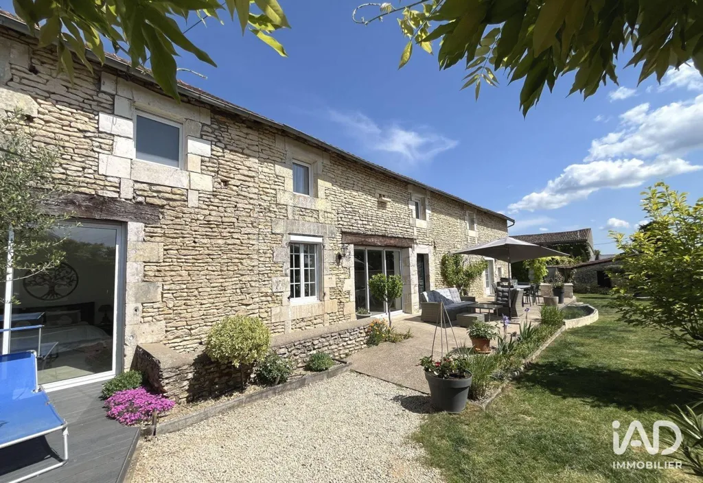 Terrasse - Maison Rénovée en Pierre avec Jardin à Vouillé