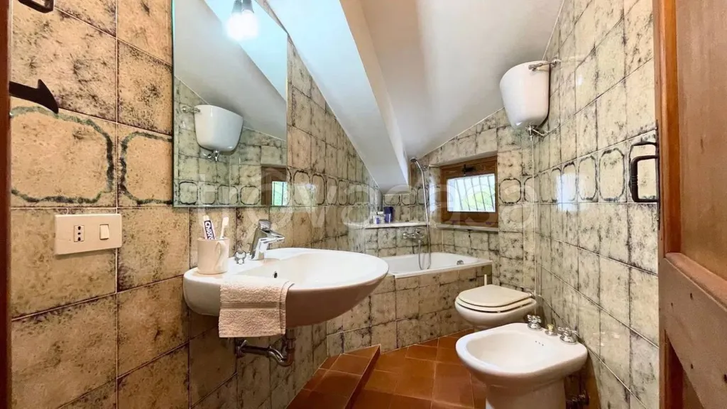Salles de bain - Modern Villa with South-West View in Orvinio