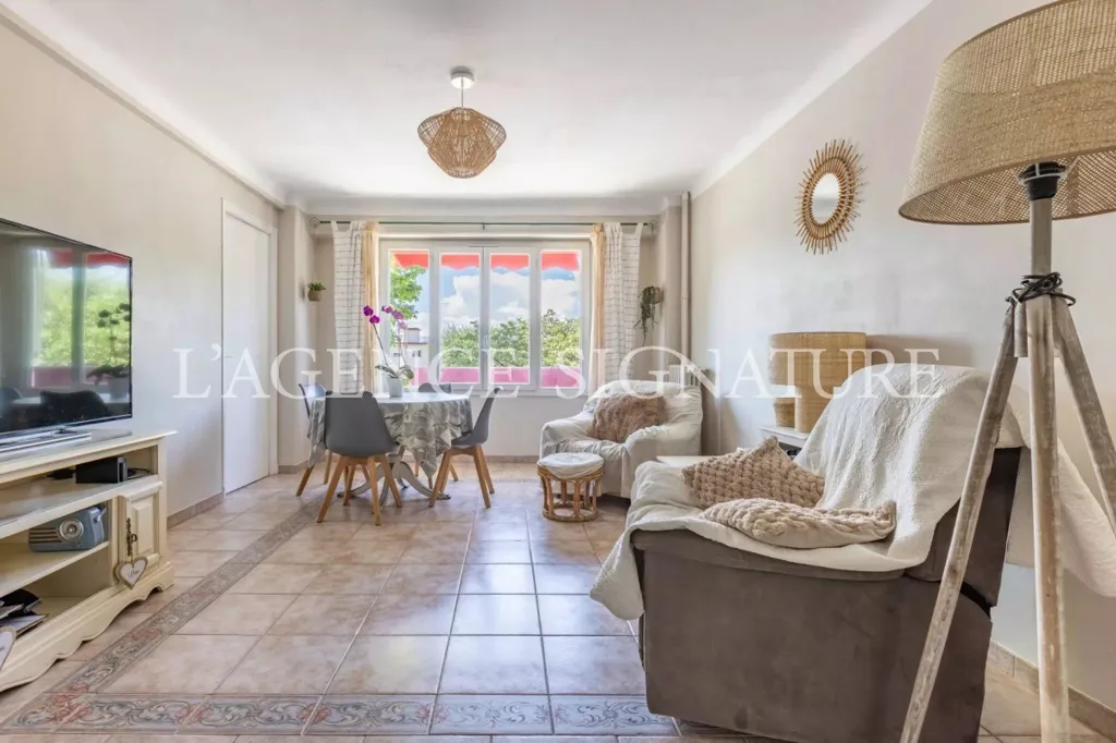 Living Room - 4-Piece Apartment with Loggia in Nice