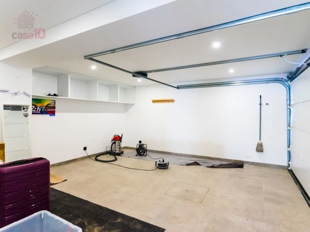 Garage - 4-Bedroom Villa with Pool in Alcochete