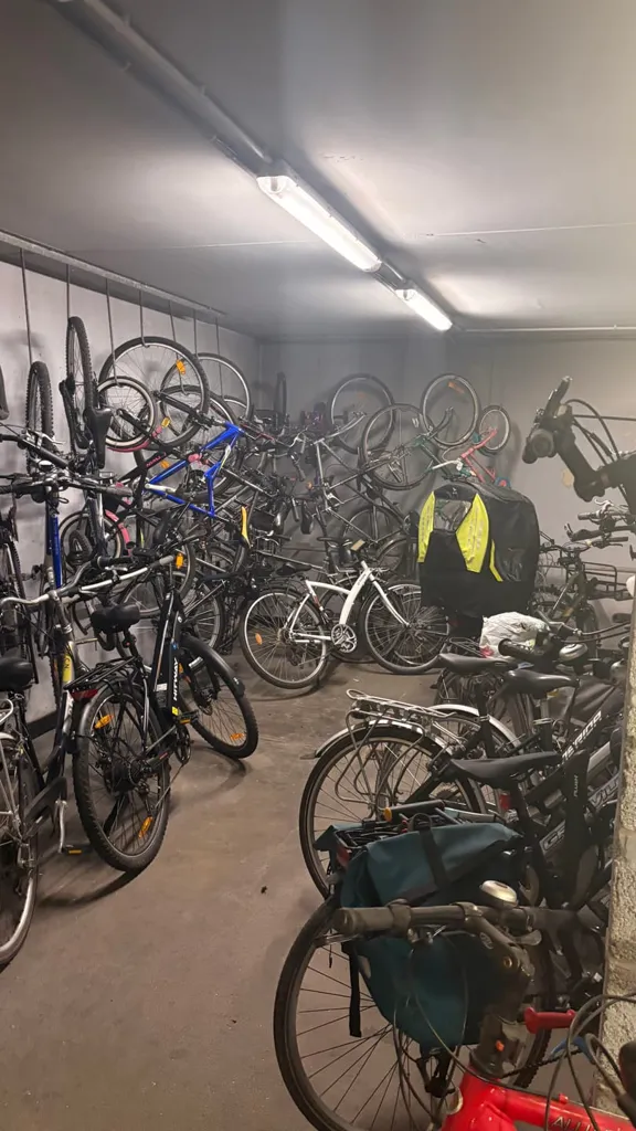 Garage - Studio Meublé avec Vue Panoramique à Zaventem