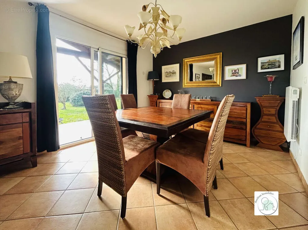 Salle à manger - Maison avec Piscine et Jardin à Pugnac