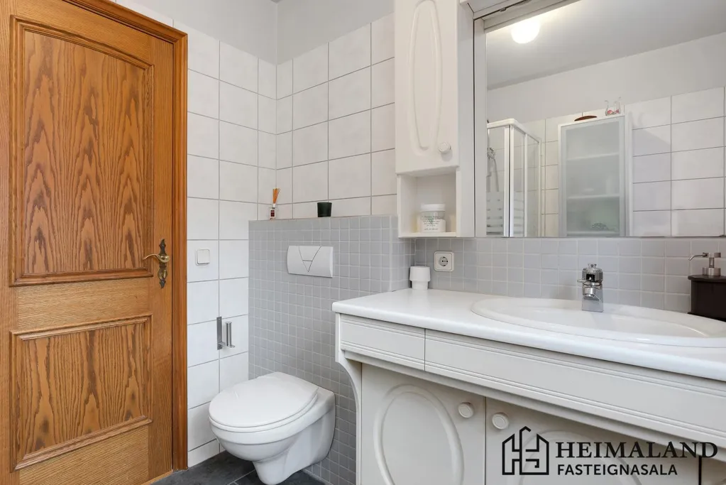Bagni - Two-Storey End House with Garden in Reykjavik
