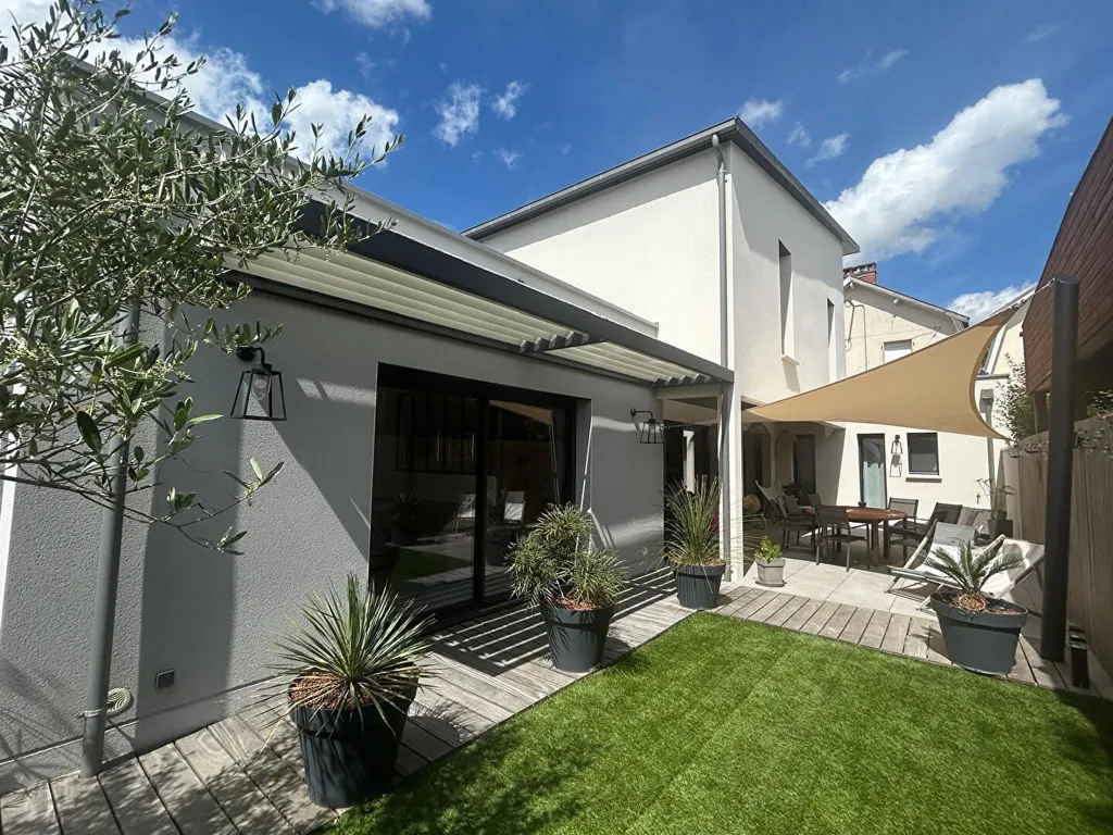 Jardin - Maison Contemporaine avec Terrasse à Laval