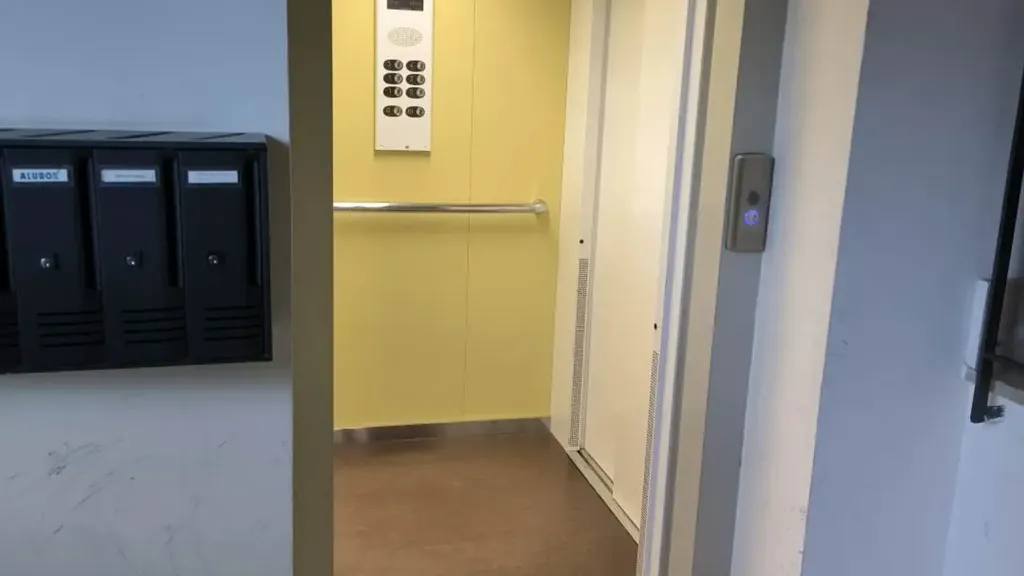 Entrée - Ground Floor Apartment with Balcony in Messina