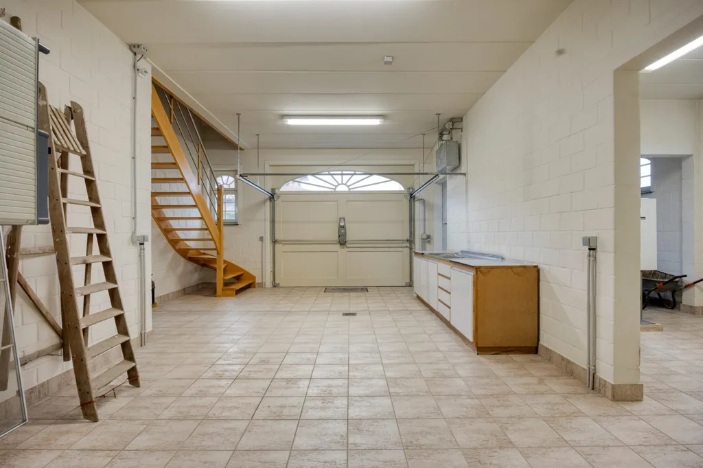 Garage - Villa française avec jardin à Geetbets