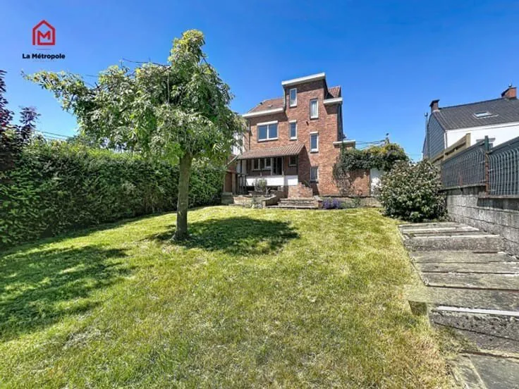 Aed - Three-Faced House with Garden and Garage