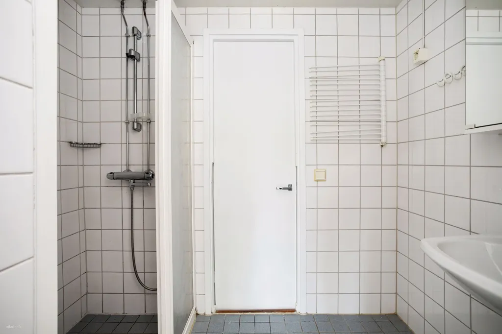 Salles de bain - Spacious Apartment with Balcony in Kontula, Helsinki