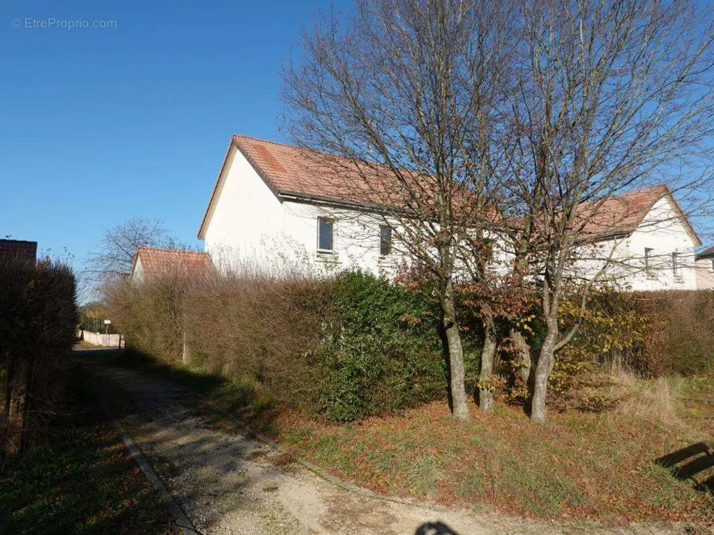 Aed - Terraced House with Garden in Echenans