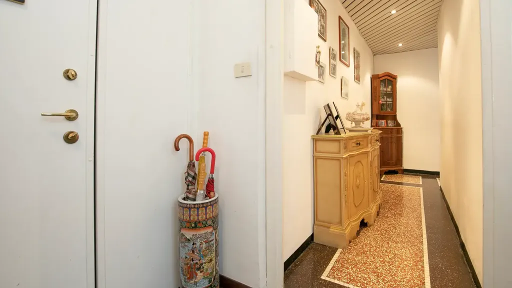 Esik - Central Apartment with Balcony in Genoa