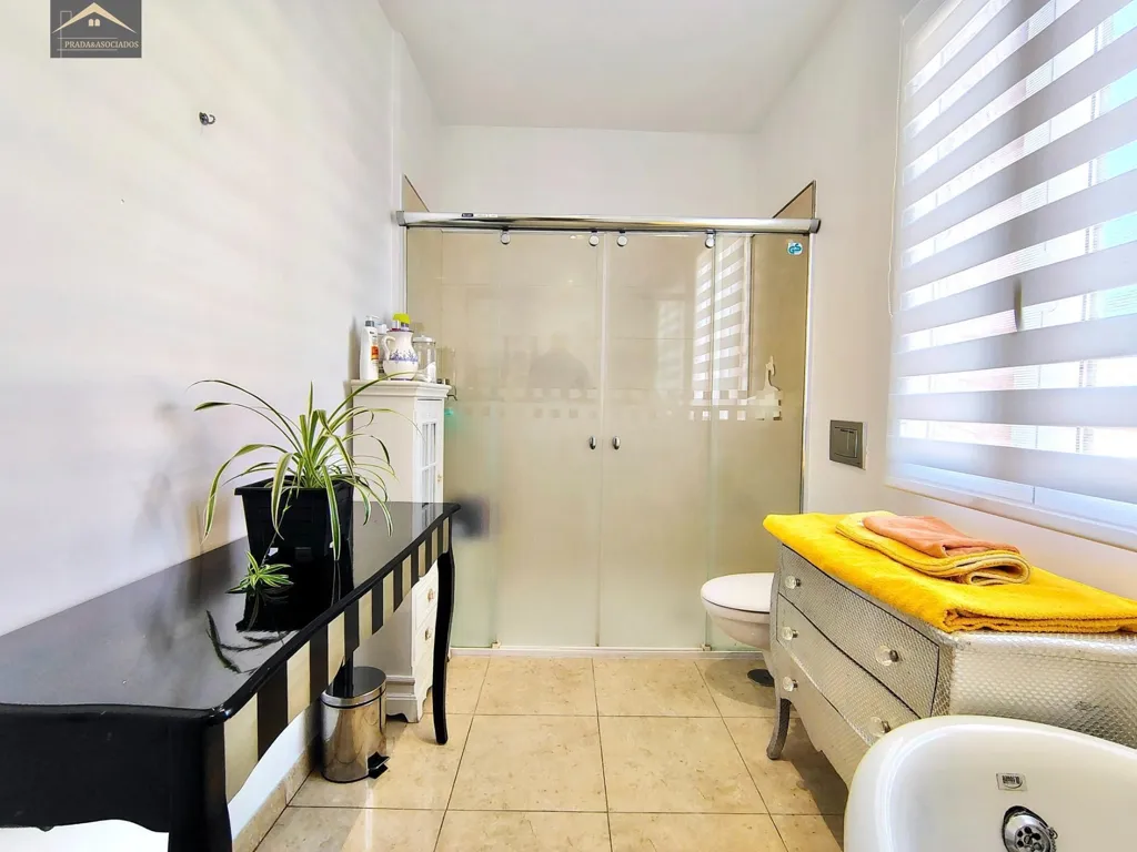 Salles de bain - Rustic Chalet with Pool near Santander