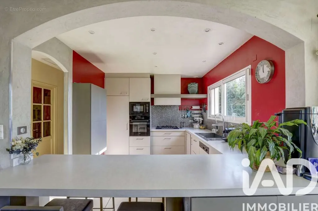 Cuisine - Maison avec Vue Imprenable et Piscine à Peyrole
