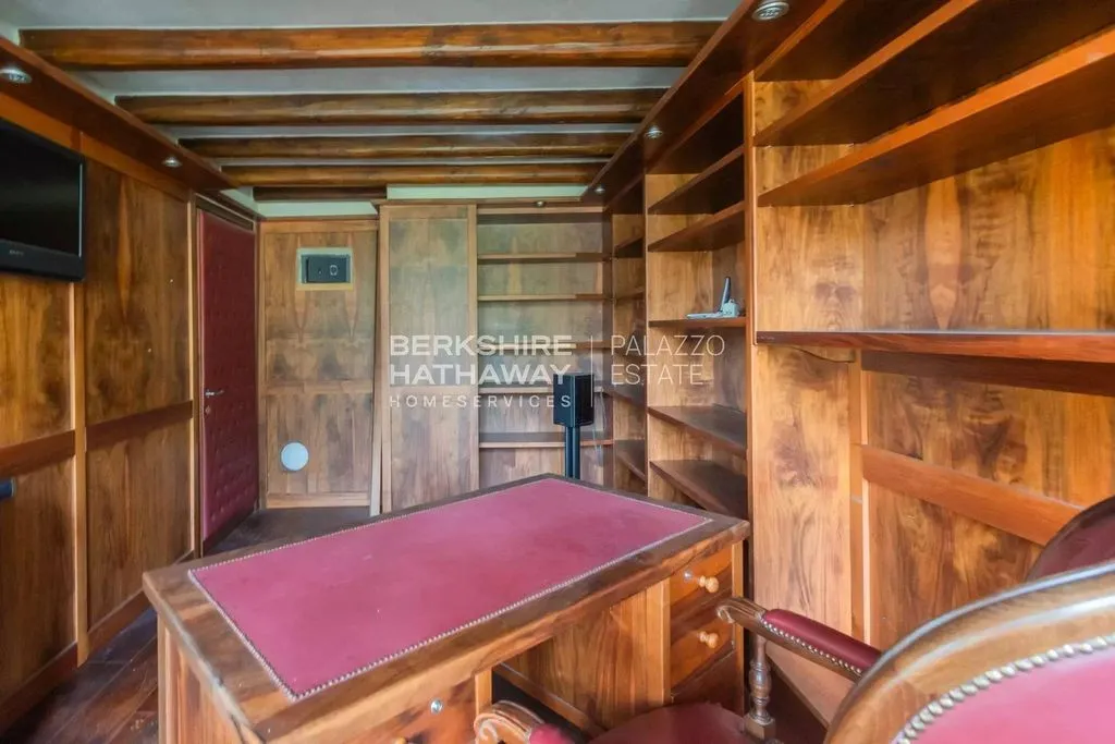 Bureau - Lake View Villa with Garden in Tremezzina