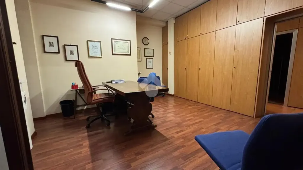 Office - Renoavted Multilocale with Private Garden in Monza