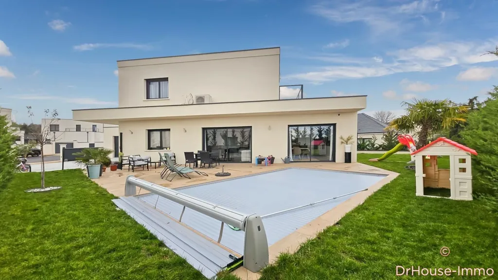 Aed - Contemporary House with Pool in AHUY