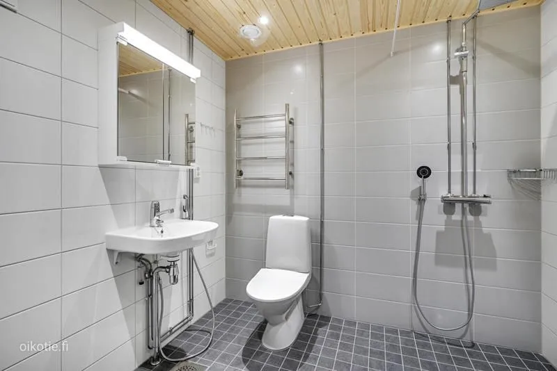 Salles de bain - Modern Apartment with Balcony in Finnoo, Espoo
