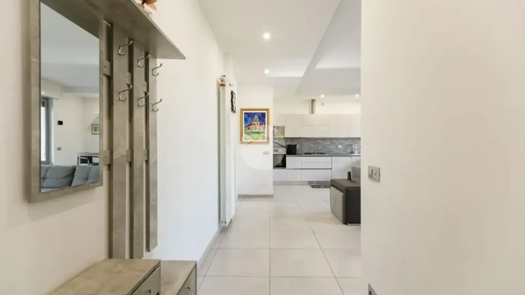 Esik - Rear-Facing Two-Bedroom Flat in Bollate