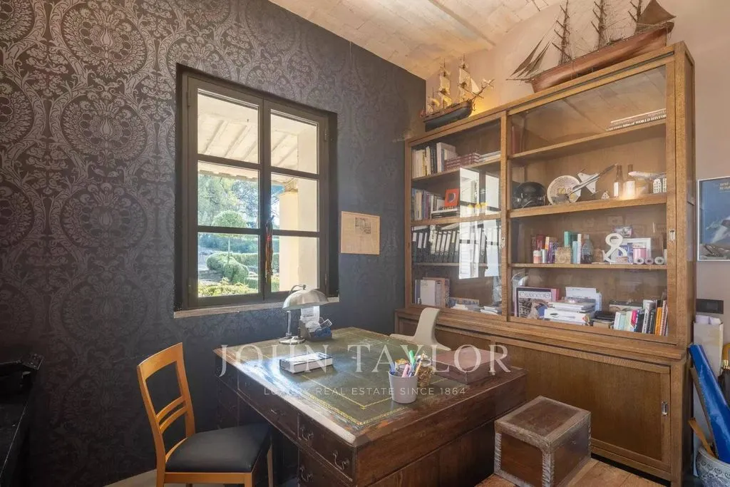 Bureau - Restored 1800s Villa with Pool in Siena