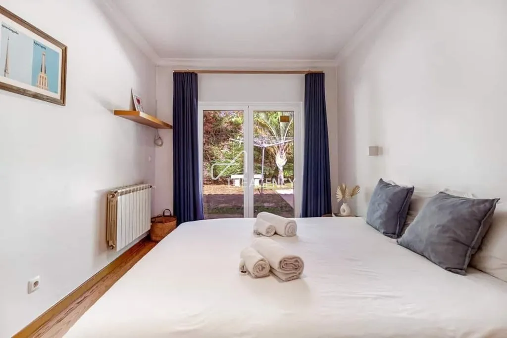Bedrooms - Luxury Villa with Pool in Charneca de Caparica