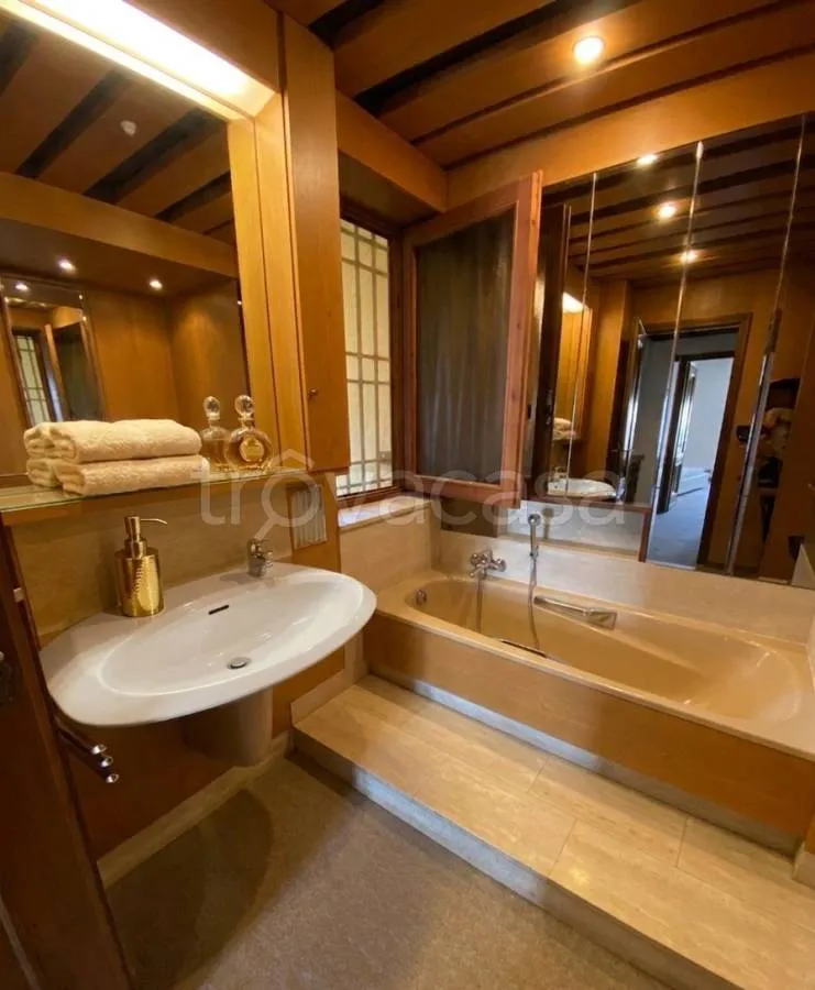 Salles de bain - Historic Apartment with Panoramic View in Novara