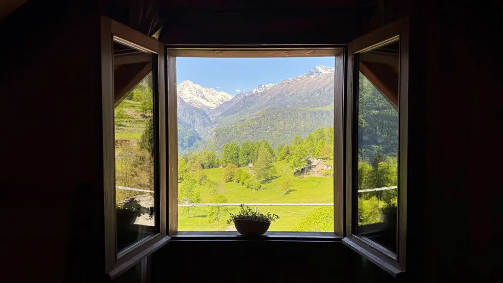 Rooms - Rustic House with Mountain View in Varzo