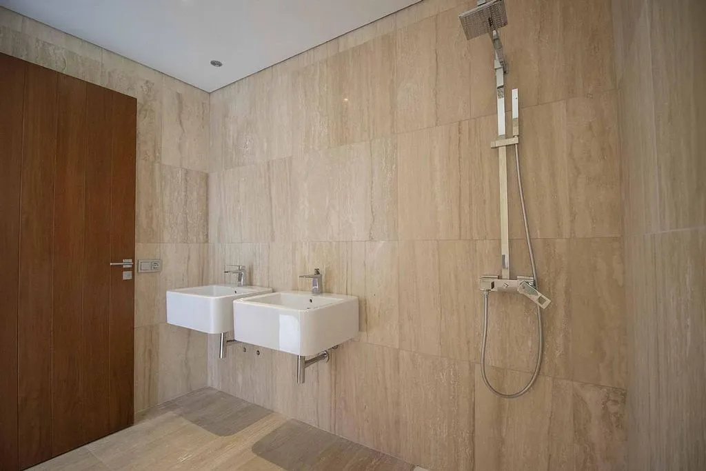 Salles de bain - Contemporary Townhouse with Pool in Ifara
