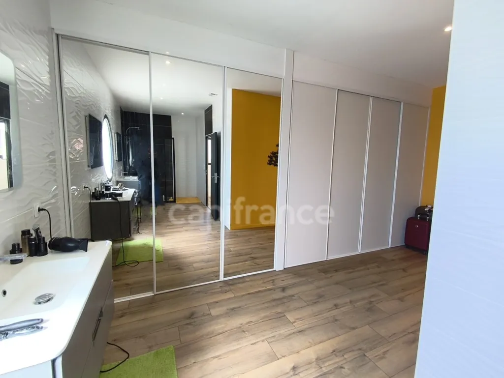 Pièces - Maison Contemporaine avec Terrasse dans un Environnement Calme