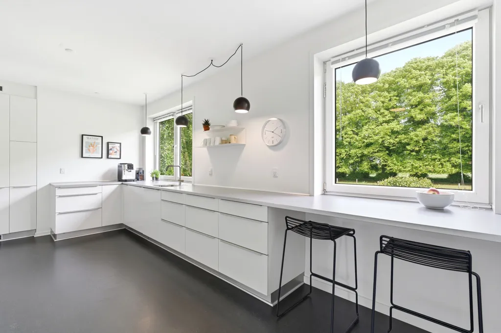 Cuisine - Red Brick Villa with Garden in Øsby